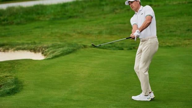 Jordan Spieth golfs in Under Armour apparel.